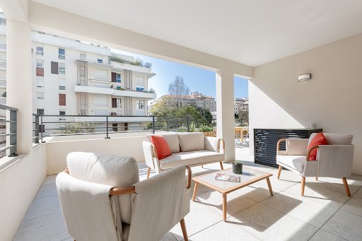 Terrasse lumineuse aménagée pour recevoir