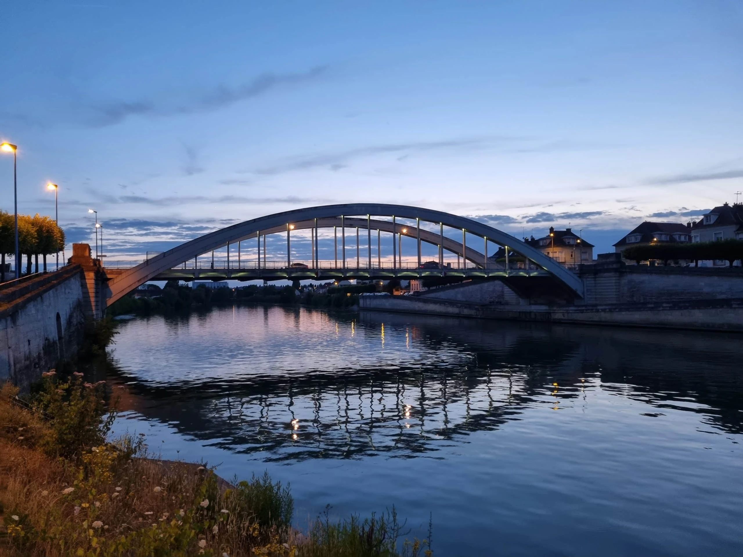 Le pont de Pont-Sainte-Maxence sur l’Oise au crépuscule