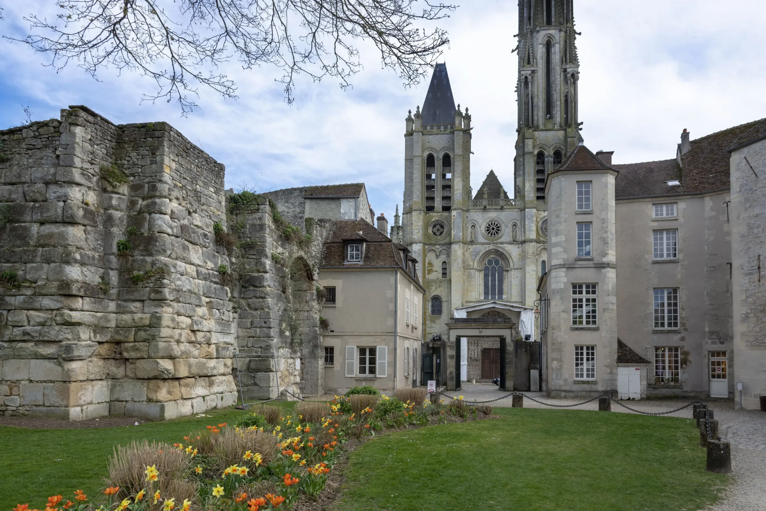 Vestiges du château royal et cathédrale de Senlis