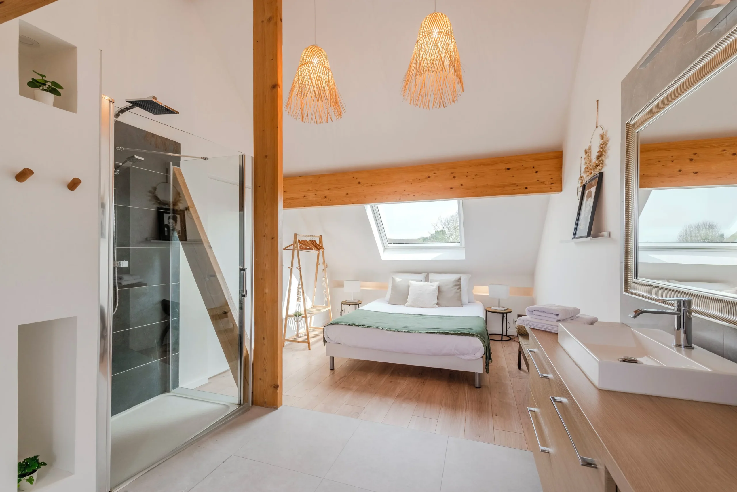 Chambre lumineuse préparée pour les voyageurs